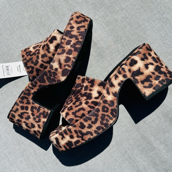 Leopard Print Platform Heels - Picture 1 of 4